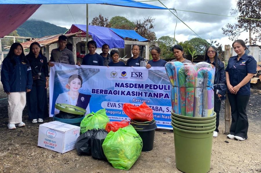 Eva Rataba Salurkan Bantuan untuk Korban Kebakaran di Toraja Utara
